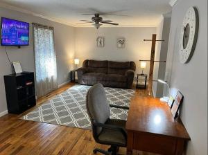 Cozy 2 Bedroom Townhouse Near Lake and Restaurants