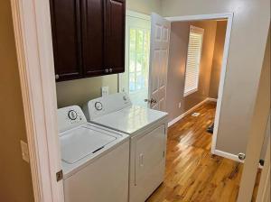 Comfy King Bed Townhouse with Outdoor Sitting Area
