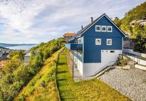 Cosy house with sunny terrace, garden and fjord view - Godvik