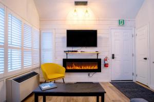 Loft with a view of Blue - Free Wifi, Linens and Towels Included