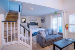 Loft with a view of Blue - Free Wifi, Linens and Towels Included