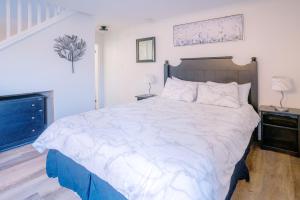 Loft with a view of Blue - Free Wifi, Linens and Towels Included