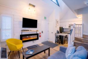 Loft with a view of Blue - Free Wifi, Linens and Towels Included