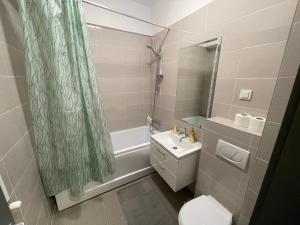 When Nights are Bold walking distance to Palas