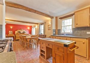 Bridge House with private hot tub, Coniston