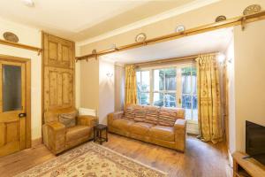 Bridge House with private hot tub, Coniston