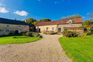 BUCKLAND BREWER COB BARN 2 Bedrooms