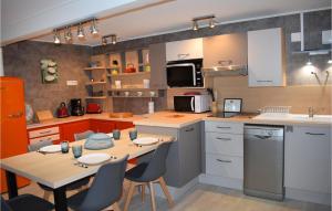 Maisons de vacances Beautiful home in Lannion with WiFi and 2 Bedrooms : photos des chambres