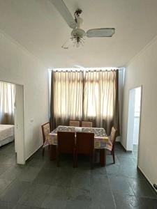 Apartamento na praia com estacionamento Pé na areia Guarujá