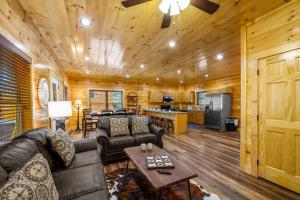 5Bd5B Amazon Cabin with 2 HotTubs, Thtr &Game Rm,1mi to the Parkway! 4mi to Dollywood