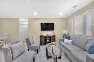 Cozy 2 Bedroom Duplex In Charlotte, Jacuzzi, Sleeps 6 plus 2