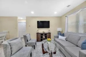 Cozy 2 Bedroom Duplex In Charlotte, Jacuzzi, Sleeps 6 plus 2 - Sterling