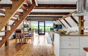 Beautiful Home In Løgstrup With Wifi