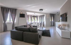 Stunning Apartment In Beloci With 4 Bedrooms And Wifi