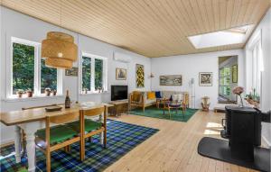 Lovely Home In Fårevejle With Kitchen
