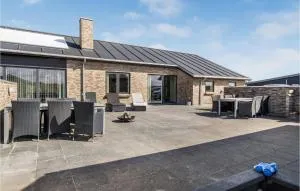 Nice Home In Tarm With Kitchen - Fjerbæk