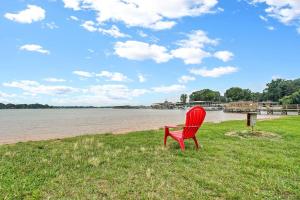 Cozy Lake Home - Jacuzzi King Bed Marina Access