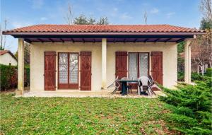 Maisons de vacances Beautiful Home In Sarrecave With Outdoor Swimming Pool : photos des chambres