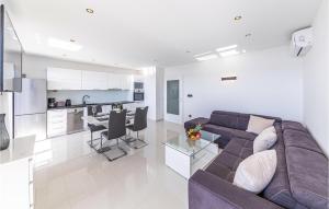 Nice Apartment In Seget Donji 