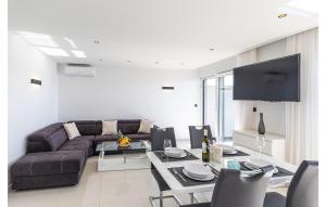 Nice Apartment In Seget Donji 