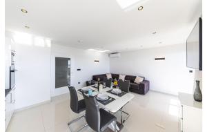 Nice Apartment In Seget Donji 