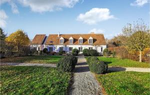 Nice Home In Yvre-la-ville With Outdoor Swimming Pool, 6 Bedrooms And Heated Swimming Pool
