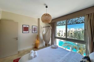 Spectacular & Soaring 2 BDR w Private Rooftop Jacuzzi & Beach Access