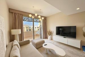 Dazzling 2 BDR w Rooftop Mangroovy Free Pool & Beach Access