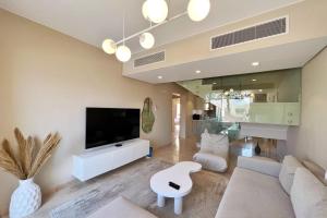 Dazzling 2 BDR w Rooftop Mangroovy Free Pool & Beach Access