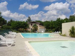 Maisons de vacances Charmante villa de plain pied dans residence avec piscine : Maison 2 Chambres