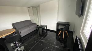 Appartements Bella vita - Studio tout equipe - Tv Netflix - centre ville 100m- Gare 50m - Basilique 200m : Chambre Deluxe