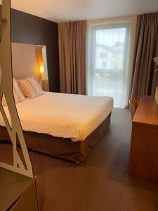 Hotels Campanile Fontainebleau : Chambre Triple avec 1 Lit Double et 1 Lit Simple