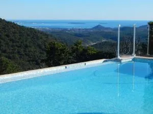 Luxury Villa in a Private Domain, Amazing View on Cannes Bay, Close to Beach, Free Tennis Court, Bowl Game - Les Adrets de l'Esterel