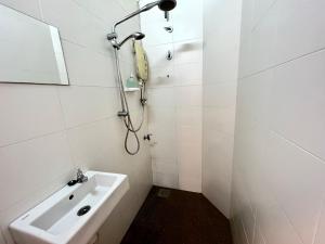 DeMUJI2 8PAX CentralTown in AirPutih, Netflix, AC