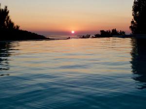 Luxury Villa in a Private Domain, Amazing View on Cannes Bay, Close to Beach, Free Tennis Court, Bowl Game