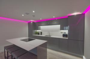 Marina Walk, New Luxury Coastal Apartment in The English Riviera, close to the Shops, Bars and Restaurants with Torquay Marina and Torre Abbey Sands Beach a short walk away!