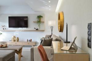 The Lop Athens Holidays Luxury Suites