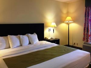 Queen Room - Disability Access - Non-Smoking room in Days Inn by Wyndham Irving Grapevine DFW Airport North