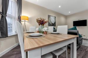 Near Canada Water, 2 Beds, Families, Overground