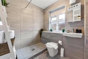 Near Canada Water, 2 Beds, Families, Overground