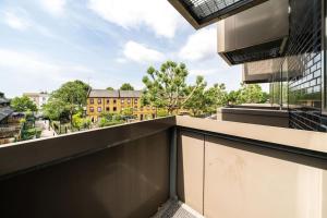 2-bed 2-bath flat around the corner from Portobello Market