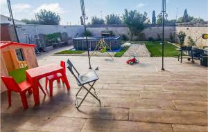 Maisons de vacances Amazing home in Rognac with Outdoor swimming pool, WiFi and 4 Bedrooms : photos des chambres