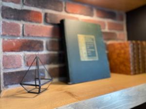 Stylish Downtown Kingsville Getaway with Putting Green, Firepit & Games