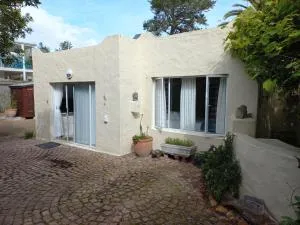 Onrus Garden Cottage, Sunny and Spacious - Onrus