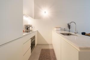 Host Wise - Luxurious Private Flats - Balcony