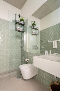 Host Wise - Luxurious Private Flats - Balcony