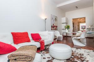 Very central in Cadorna station area! Excellent if you arrive from Malpensa Airport