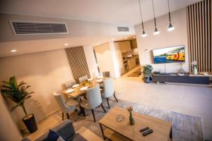 Luxurious Sea view 2 BR & private Garden to the pool at Mangroovy