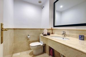 Modern 2-bedroom flat next to the sea