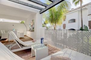 Modern 2-bedroom flat next to the sea